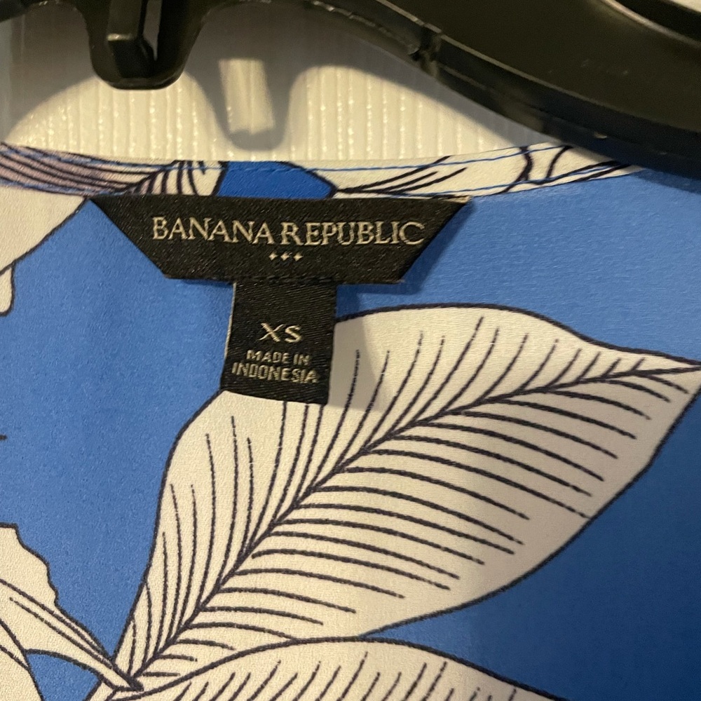 Banana Republic Blue and Ivory sleeveless floral blouse Size XS - Picture 9 of 9